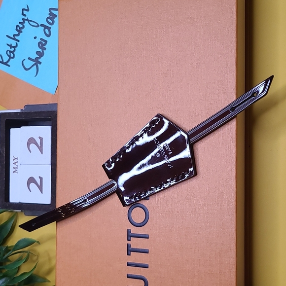 NEW UNUSED LOUIS VUITTON LV AMARANTE VERNIS PATENT LEATHER CLOCHETTE KEY BELL - Picture 4 of 7